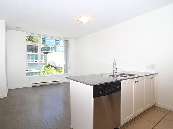 4th image of 480 Robson St #703