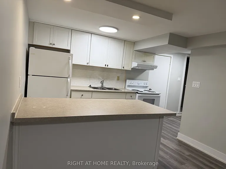 7 Carruthers Cres #BASEMENT — Photo 2