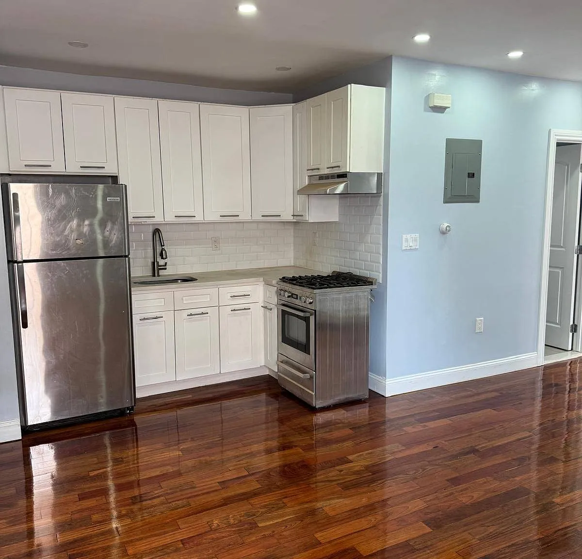 3 bed, 1.0 bath, 1100 sqft, $2,800 — Photo 2