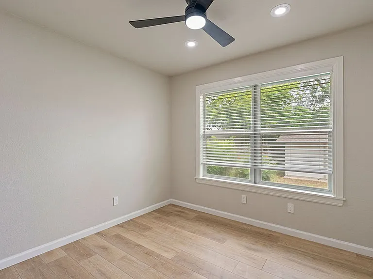 1204 Spearson Ln — Photo 8