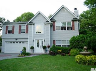 7 Timber Ridge Ct, Coram, NY 11727