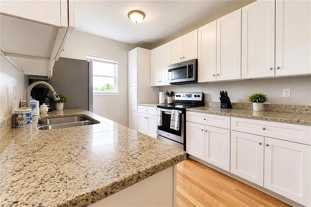 3 bed, 2.5 bath, 1408 sqft, $2,300 — Photo 4