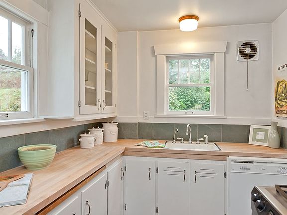 5th image of 10060 Ravenna Ave NE
