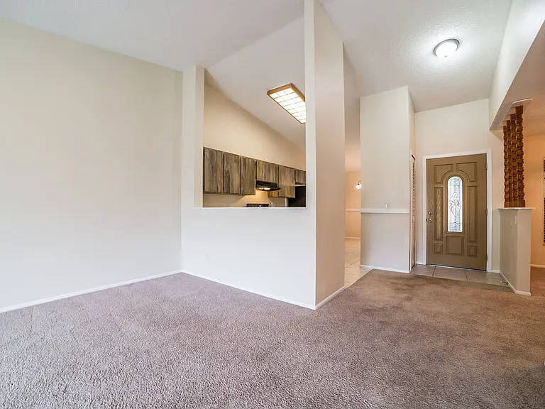 1029 Wainright Dr — Photo 3