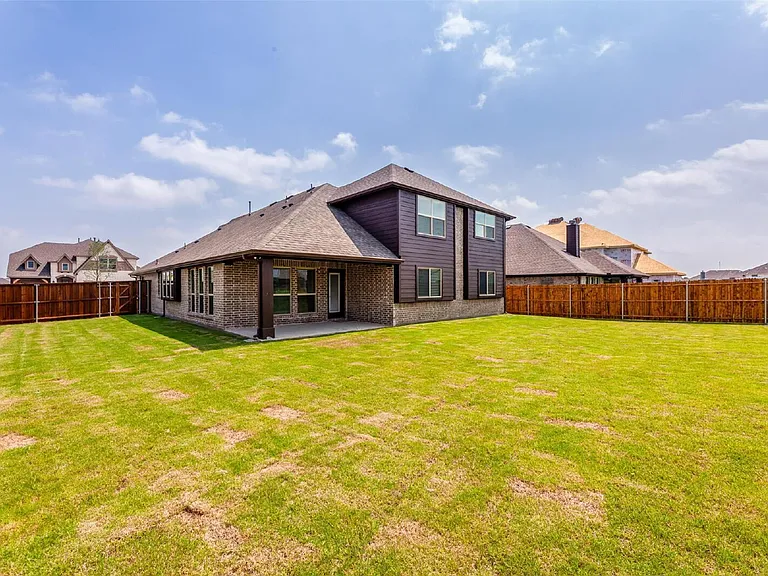 1304 Lancaster Dr — Photo 32