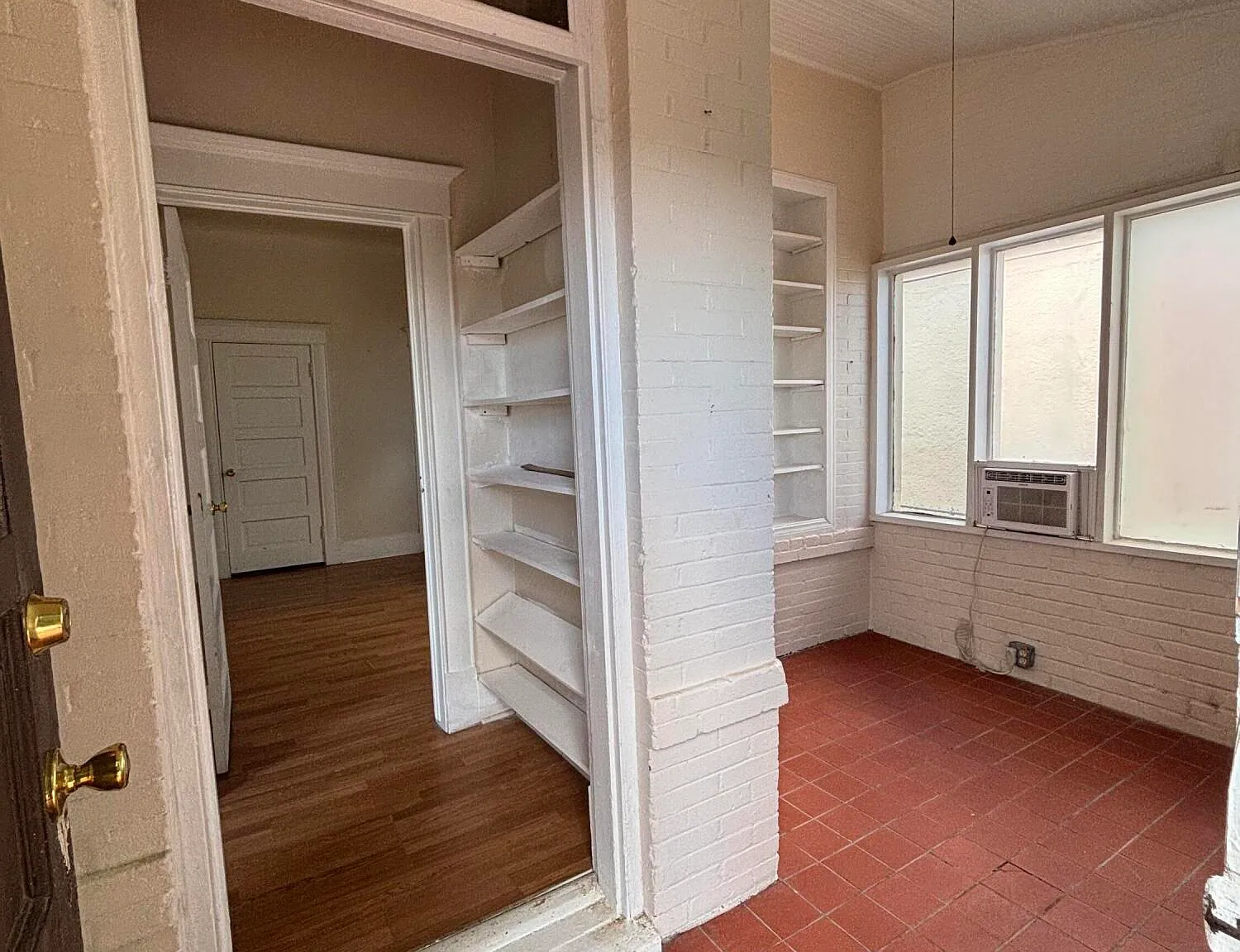 2 bed, 1.0 bath, 900 sqft, $1,200 — Photo 2