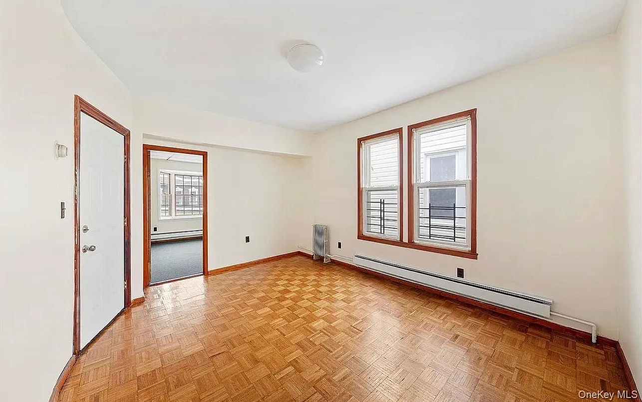 3 bed, 1.0 bath, 2100 sqft, $3,800 — Photo 4