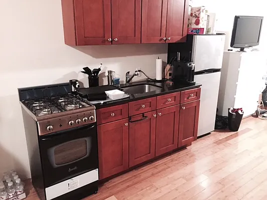 Rented by Premier Metro Realty Corp | media 32