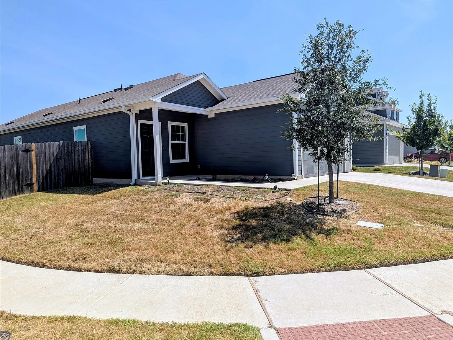 4 bed, 2.0 bath, 1635 sqft, $2,000 — Photo 2