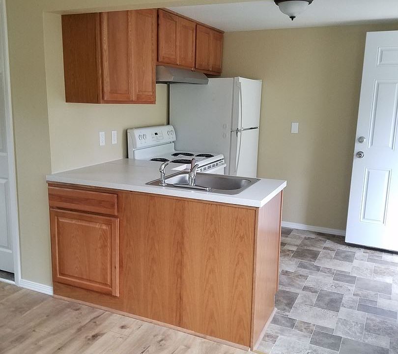 2nd image of 17007 SE Stark St Unit M4
