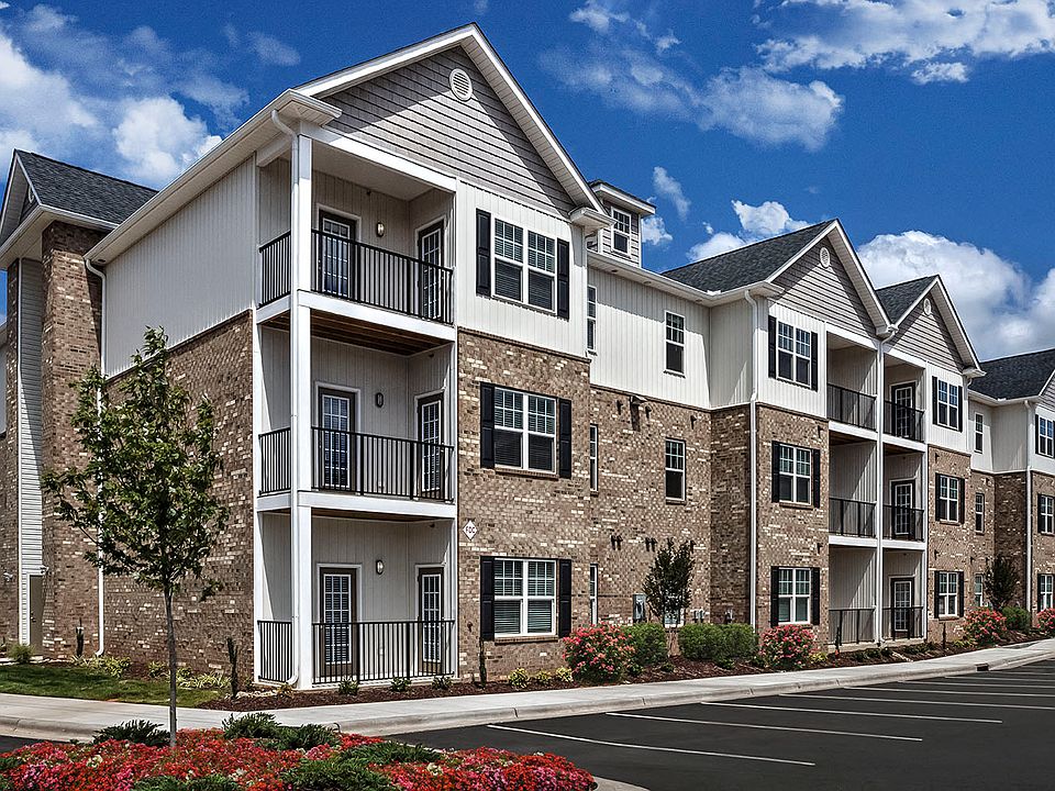 Exterior of residential buildings at Retreat at the Park apartments for rent