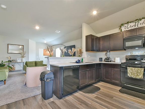 4th image of 1316 Chuck Wagon Dr