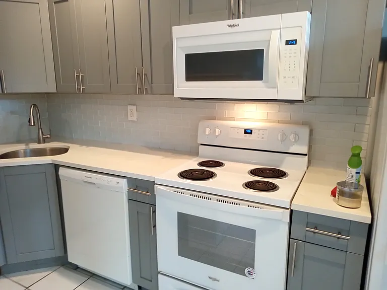 1105 NE 17th Ave #3 — Photo 2