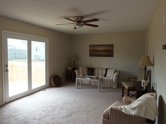 4th image of 704 Diana Dr