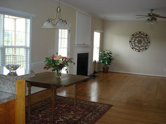 Large Living Room w/ Vauted Ceiling