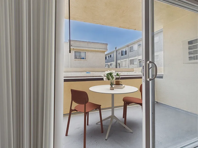 Sepulveda Apartments — Photo 4