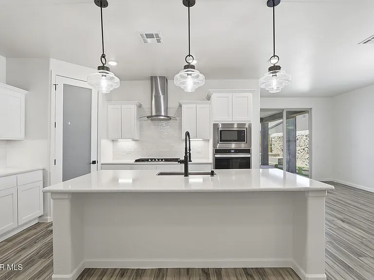 253 Farnborough St — Photo 17