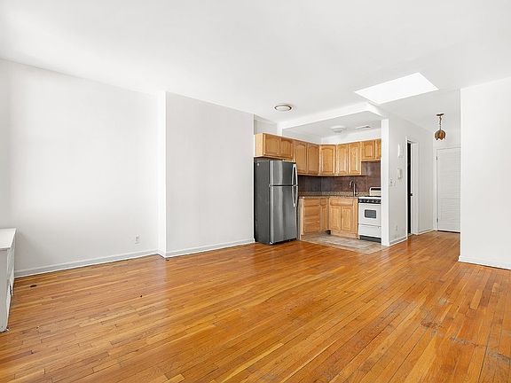 3rd image of 323 W 80th St APT 6W