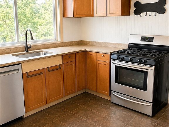 2nd image of 172 Bishop St