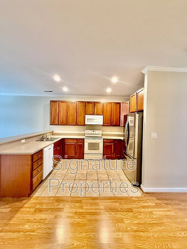 3 bed, 2.5 bath, 2070 sqft, $2,500 — Photo 3