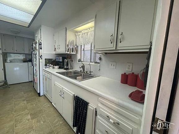 2nd image of 1440 S Orange Ave Space 25