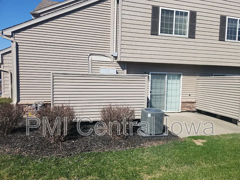 2 bed, 1.5 bath, 1438 sqft, $1,750 — Photo 2