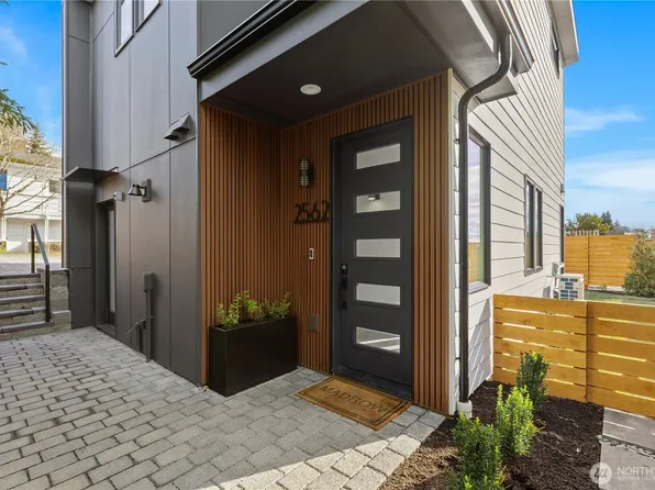 2562 30th Avenue W, Seattle, WA 98199