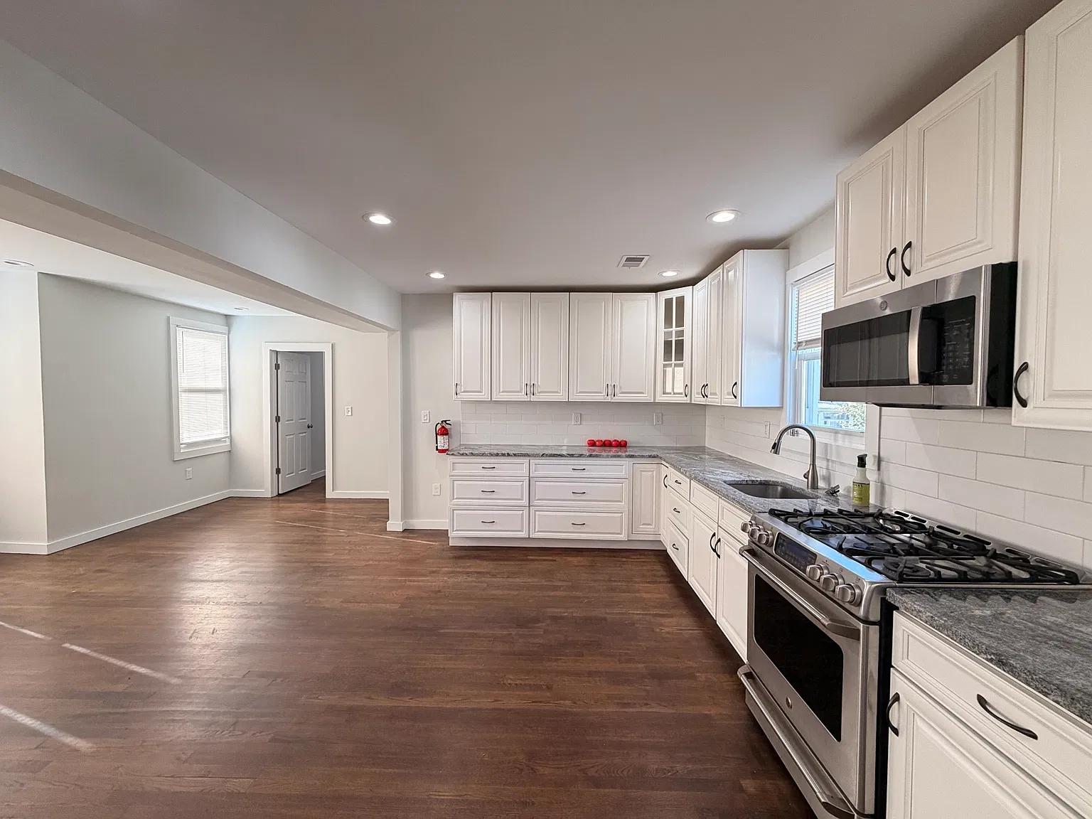 2 bed, 1000 sqft, $2,600 — Photo 4