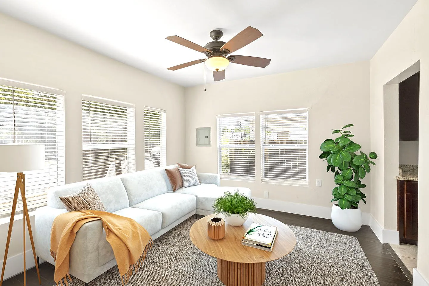 Charming Beacon Hill home with large private backyard — Photo 2