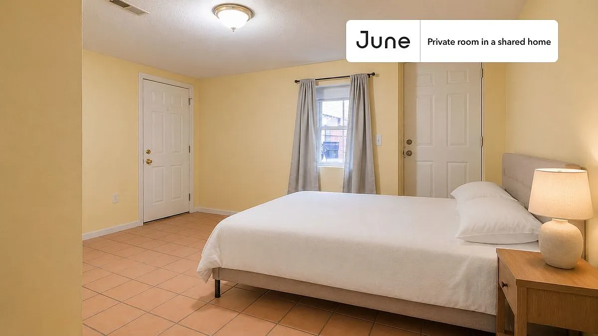 Queen bedroom in 3 bed/2 bath home in East Boston #1849 C — Photo 1
