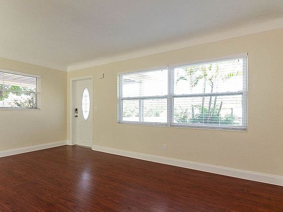 3rd image of 1543 Crown St
