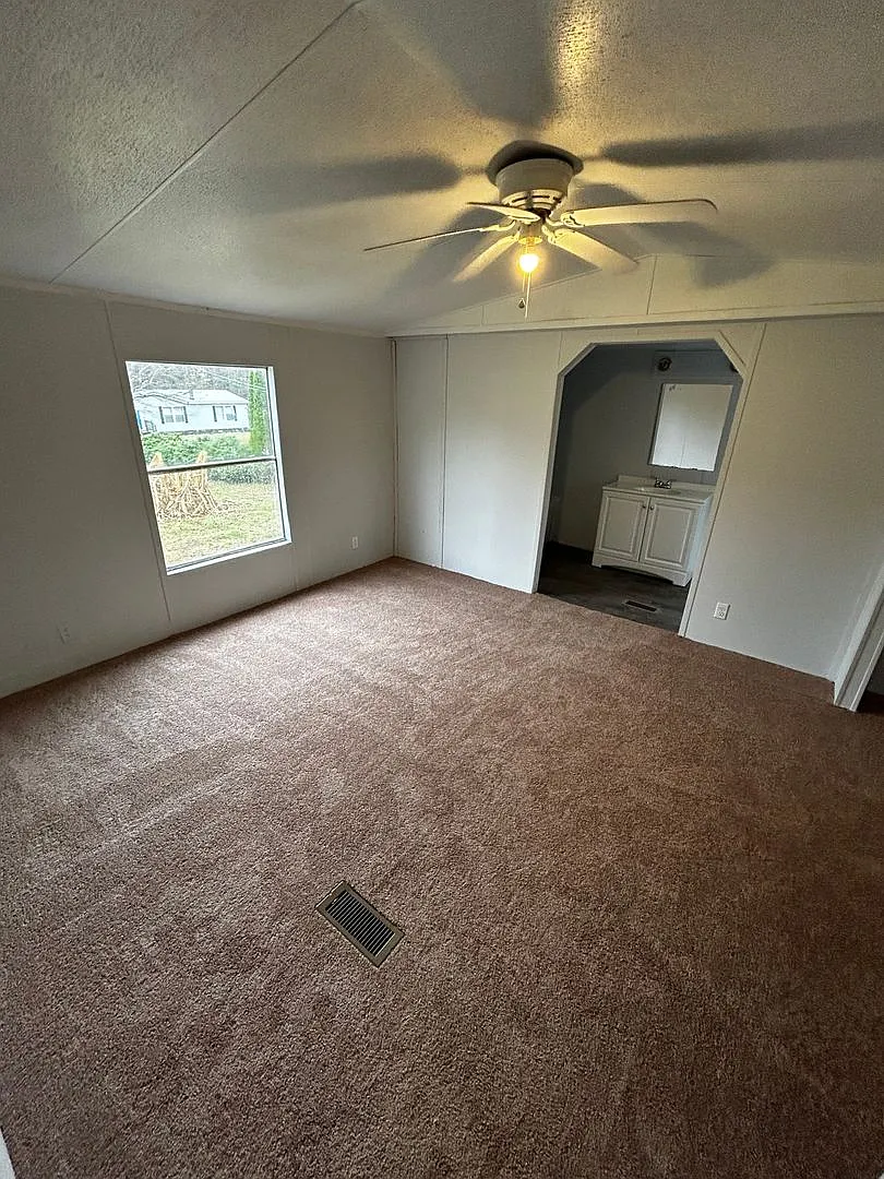 79 Phoenix Dr — Photo 4