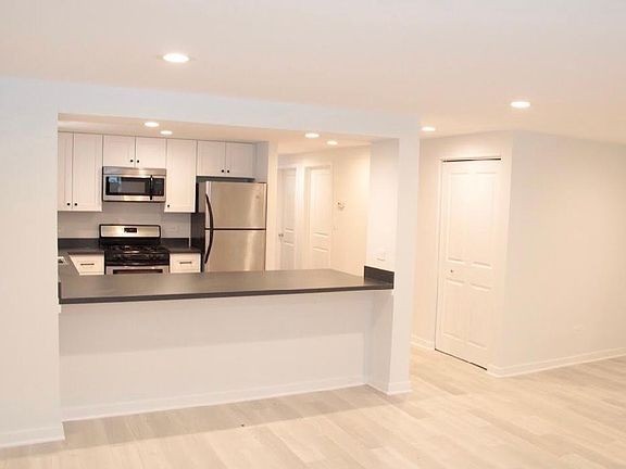 5th image of 4007 W Warwick Ave #1