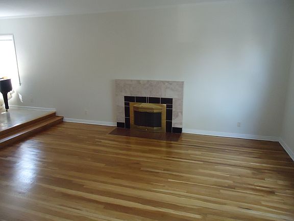 3rd image of 62-11 Asquith Cres
