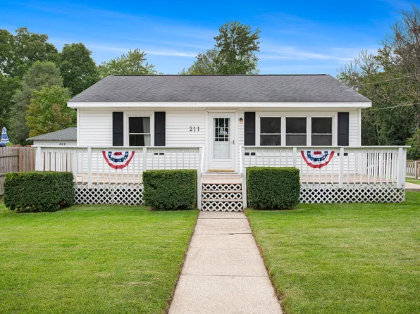 211 N Lake Ave, Spring Lake, MI 49456