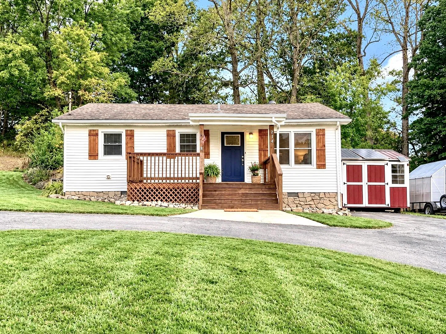 3 bed, 1.0 bath, 983 sqft, $1,200 — Photo 1