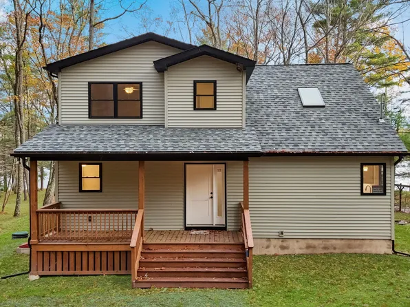 104 Maple Park Dr, Shohola, PA 18458