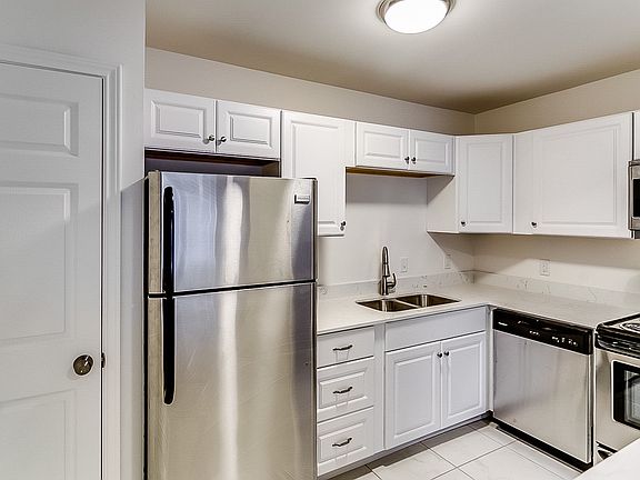3rd image of 4926 Live Oak St #207