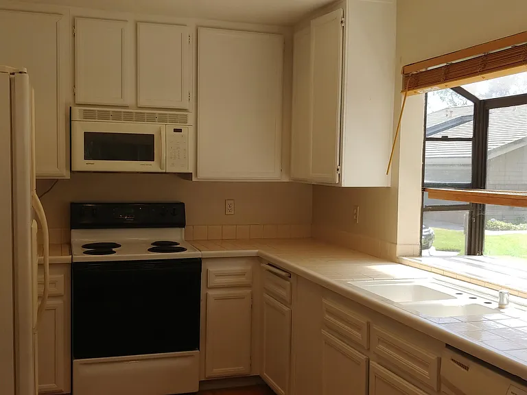 452 Windyridge Gln — Photo 2