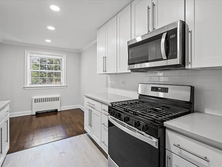 Whitehall Apartments — Photo 7