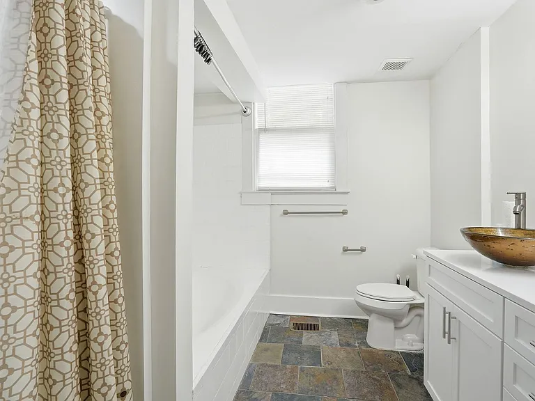 809 E Henry St — Photo 18