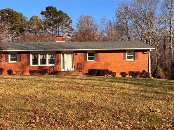 4801 Candlelight Dr, Winston Salem, NC 27107