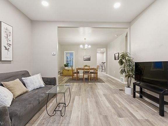 4th image of 58 Bennett St