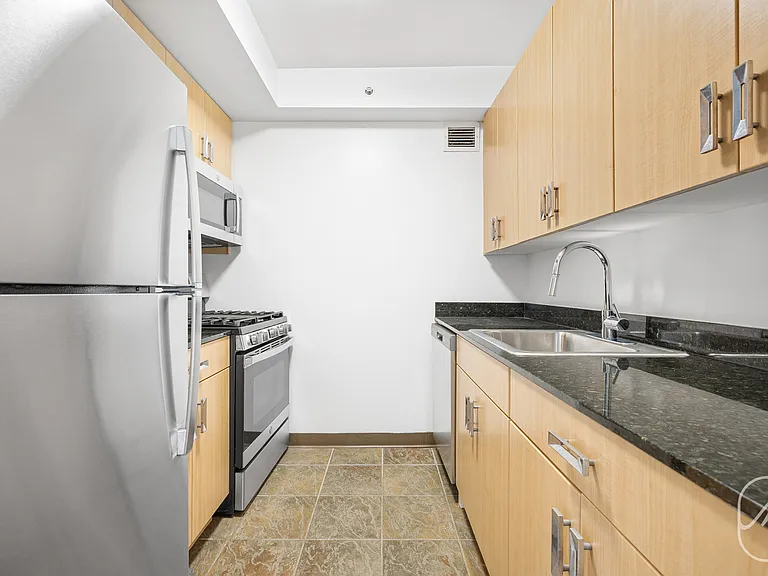 561 10th Ave #17B — Photo 9