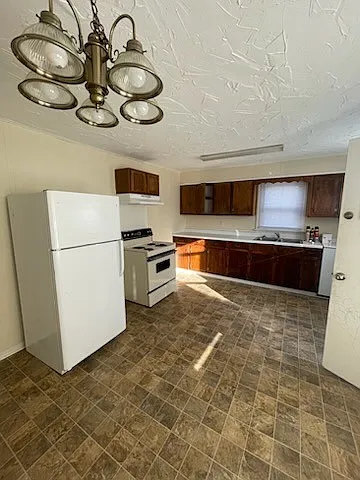 3 bed, 1.0 bath, 1050 sqft, $650 — Photo 3