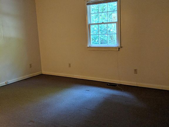Master bedroom (Dimension: 12x15) 