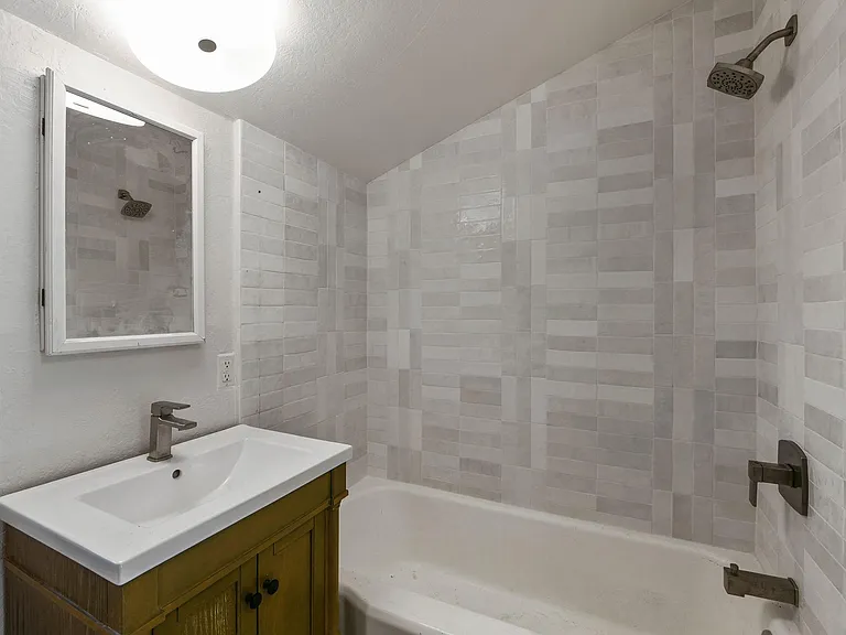 925 Hawthorn Dr — Photo 15
