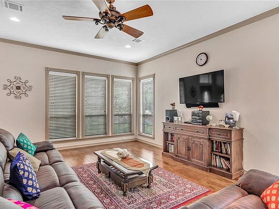 3rd image of 3816 Dove Hollow Ln