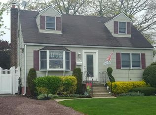 32 N Hamilton Ave, Lindenhurst, NY 11757