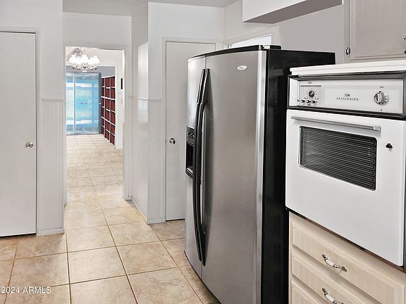 3rd image of 10214 W CINNEBAR Avenue